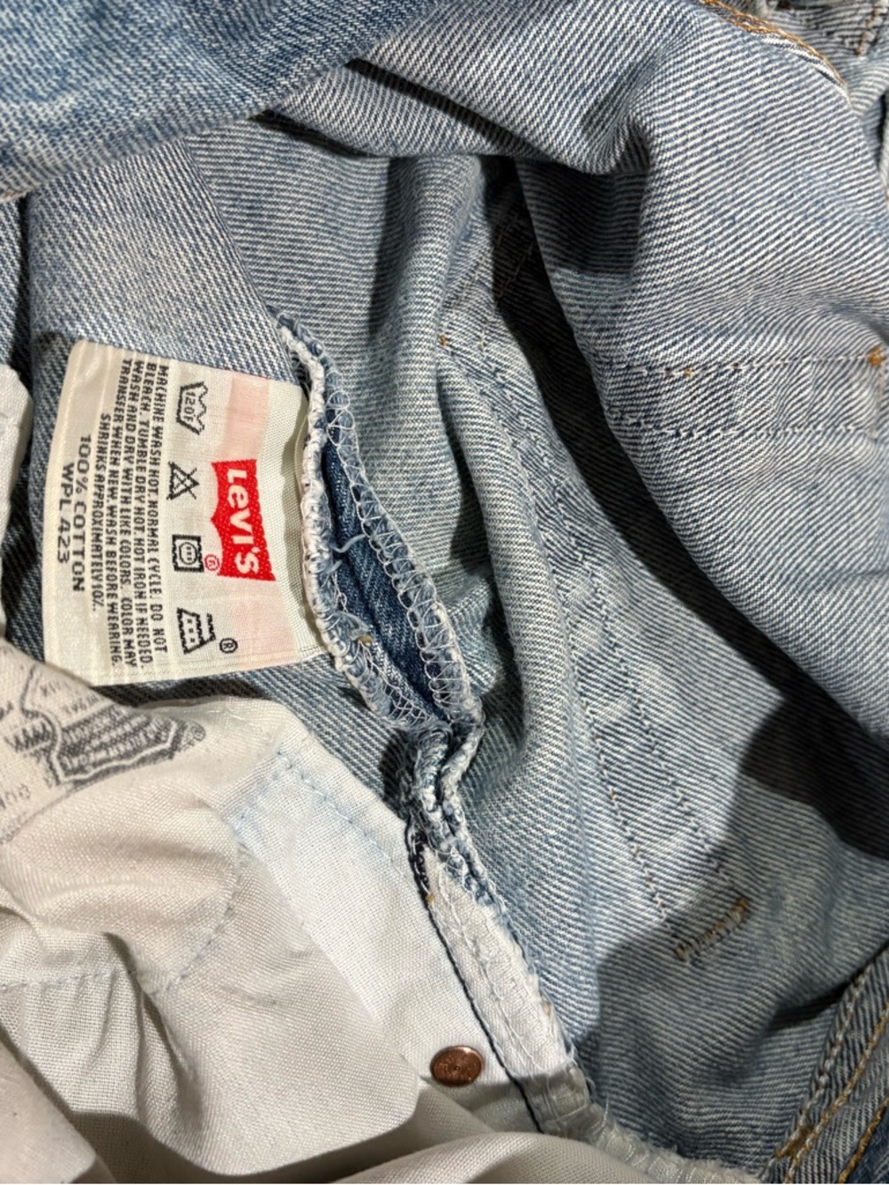 Vintage Levi's 501 Med/Light Wash Button Fly Blue Jeans - Picture 3 of 13